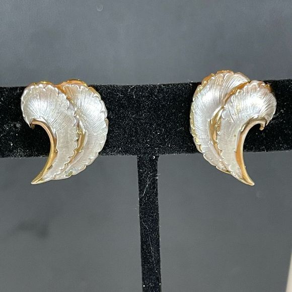 Vintage Coro Feather brooch & clip on earrings Demi parure gold and silver tone - Picture 11 of 15